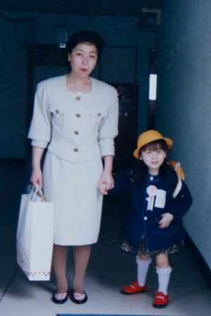 昌美さんの幼稚園の入園式で、母・二三子さんと