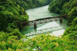 山間を縫うように進む。会津宮下-早戸間の第三只見川橋梁 写真/奥会津郷土写真家 星賢孝