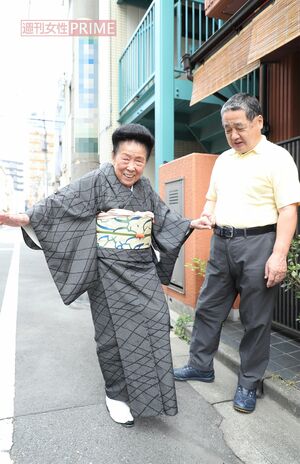 夫の成田常也さんに手を引かれ、元気よく歩く内海桂子さん