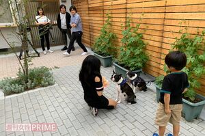 建物の前の道からは楽しそうに遊ぶ子どもたちの元気な声が響く