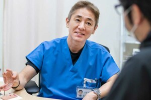 平島徹朗先生　日本消化器内視鏡学会専門医、日本消化器病学会専門医、日本抗加齢学会専門医。国立佐賀大学医学部卒業後、国立がん研究センター中央病院内視鏡部などの勤務を経て、たまプラーザ南口胃腸内科クリニック、福岡天神内視鏡クリニックを開設し、院長、理事長を務める。