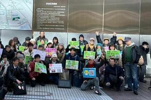 山手線ノーマスクデモ参加者が密になって記念撮影（山手線ノーマスクデモの主催者SNSより）