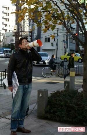 メガホンで抗議し、両親を激励する佳茂氏