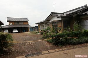 規制線が張られた大里さん宅。左の2階建てが、次男が寝ていた離れで、右の平屋が犯行現場