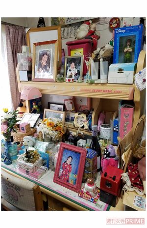 妙子さんが使っていた勉強机には遺品などが置かれ、死後18年たった今も残されている