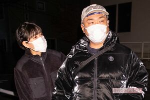 クロちゃんと恋人のリチを直撃。彼女をかばうように取材に応じた