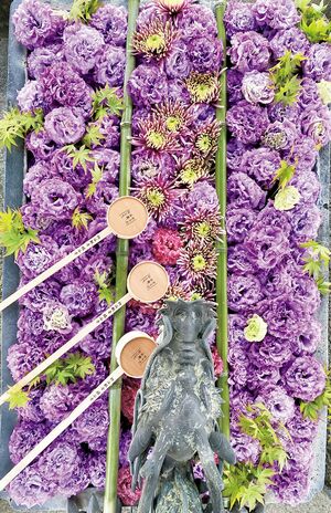 今年4月。紫色のトルコ桔梗に青紅葉。「トルコ桔梗の花言葉は希望。みなさん、自粛疲れの時期だったので、何とか立ち上がる気持ちになってほしくて」