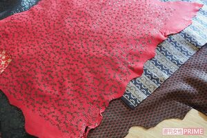 キョンの革を使った印伝の生地。滑らかで柔らかい手触りで丈夫