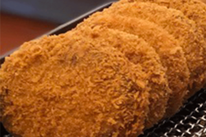 ひまわり市場の歴史的メンチカツ540円（写真提供：菅原佳己さん）