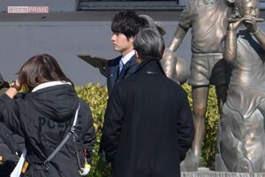 1月下旬に行われた、木村拓哉との撮影に参加した赤楚衛二。横顔だけでも端正な顔立ちが際立つ