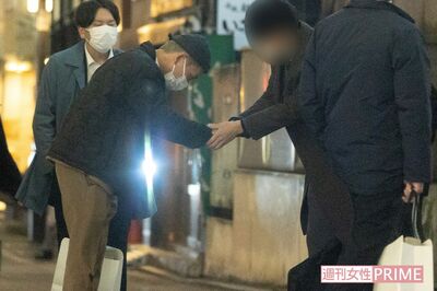 ファンに声をかけられ握手に応じるニューヨーク嶋佐和也とそれ見守るサンシャイン坂田