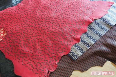 キョンの革を使った印伝の生地。滑らかで柔らかい手触りで丈夫