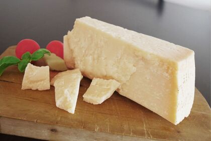 熱中症の予防になるタンパク質が多く含まれる『ナチュラルチーズ/パルメザン』。100グラムあたり44グラムのタンパク質量(出典は文部科学省「食品成分データベース」)