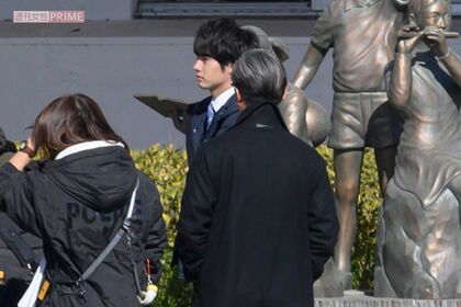 1月下旬に行われた、木村拓哉との撮影に参加した赤楚衛二。横顔だけでも端正な顔立ちが際立つ