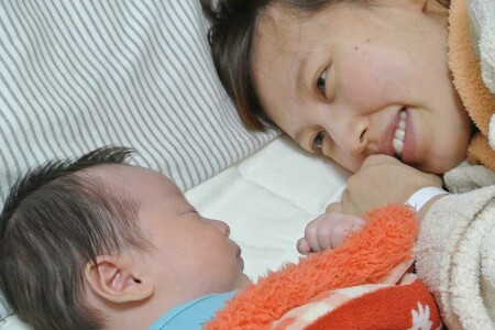 出産直後の奈緒さん。この後、乳がんの転移が明らかになる