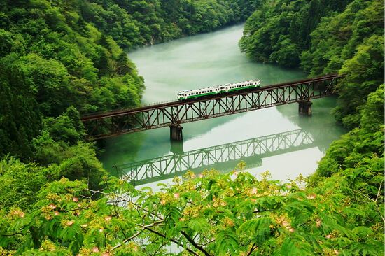 山間を縫うように進む。会津宮下-早戸間の第三只見川橋梁 写真/奥会津郷土写真家 星賢孝