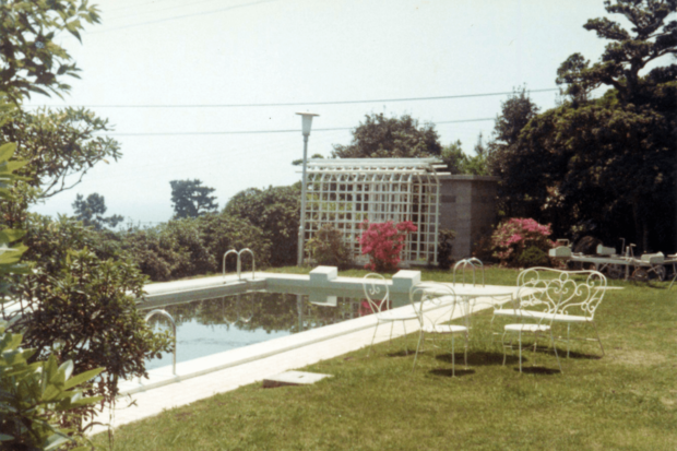 庭にはプールもあった