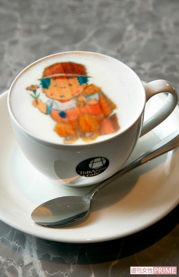 4月に新オープンした「TORAsan cafe」。「TORAチーノ」やケーキでひと息つける　撮影／齋藤周造