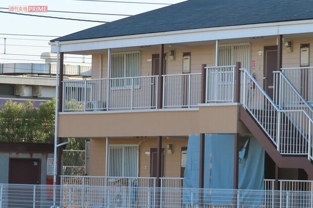 事件が起きたアパートの部屋は今もブルーシートで覆われている