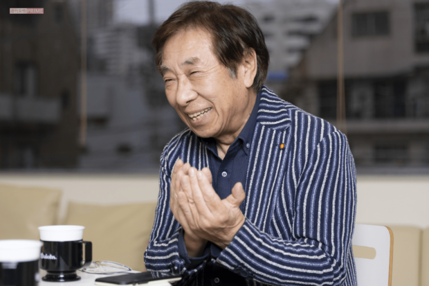 「今でも、イントネーションに少しでも違和感を覚えたら、スマホアプリの『NHK日本語発音アクセント新辞典』ですぐ調べるようにしています。これは手放せませんね」と窪田さん(撮影/矢島泰輔)