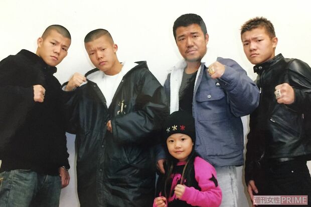 メディアに取り上げられ始めたころの一家の集合写真。中央は亀田家の紅一点、姫月さん