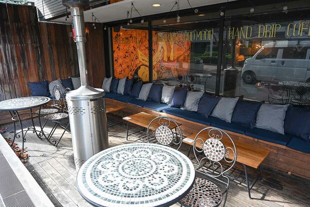 喫煙可能なテラスは冬にうれしいヒーターつき