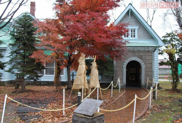 敷地外から移築した旧竹鶴邸。エントランスはリタの故郷の家を模してデザインされたという