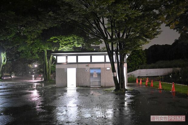 蛍光灯の青白い光が妙にまぶしいトイレ。暗いと確かに不気味な雰囲気も