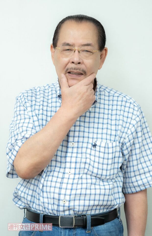 ポーズを決める野田義治氏