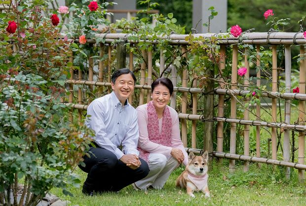 写真／宮内庁  東宮御所のバラが咲くお庭で愛犬の由莉と