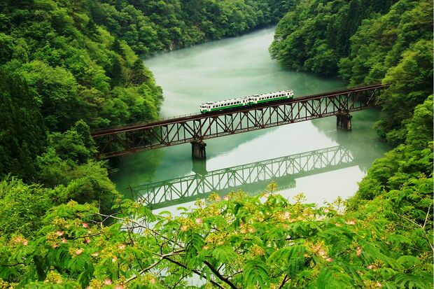 山間を縫うように進む。会津宮下－早戸間の第三只見川橋梁　写真／奥会津郷土写真家　星賢孝