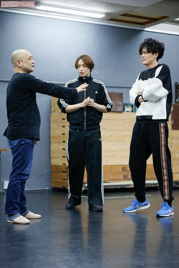 動きのひとつひとつを演出家と話し合う　撮影／廣瀬靖士