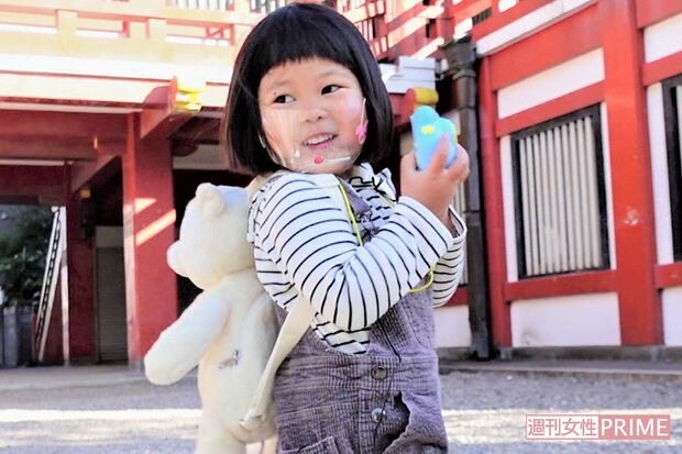 ぽるぽるちゃん、お散歩の必需品はシロクマのリュックとトイカメラ。記念撮影を求められることも