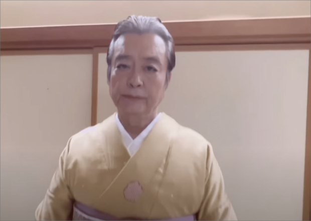 女装する大和田伸也（公式YouTubeチャンネルより）