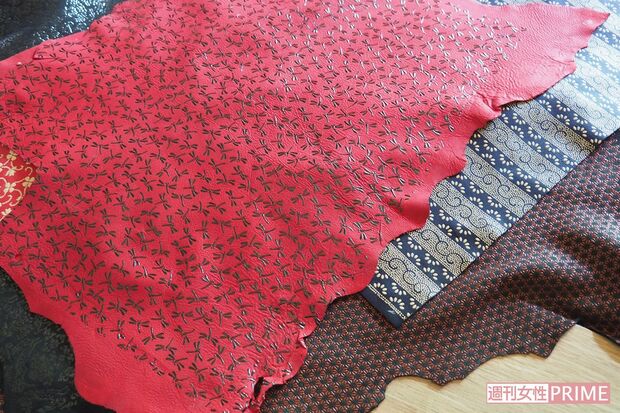 キョンの革を使った印伝の生地。滑らかで柔らかい手触りで丈夫