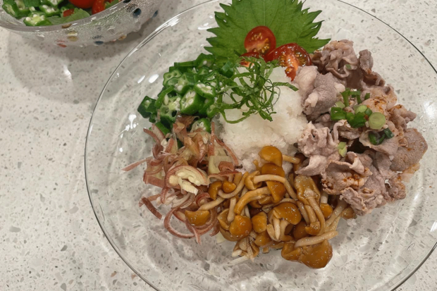 お蕎麦にたっぷり具をのせて。工夫しながら栄養を