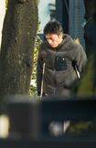 2018年、足を骨折して“リハビリ”散歩をする伊勢谷友介