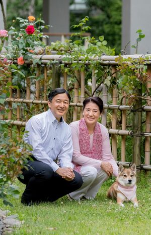 写真／宮内庁  東宮御所のバラが咲くお庭で愛犬の由莉と