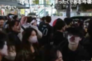 ドイツ戦に勝利した日本代表、そのことで渋谷スクランブル交差点は荒れて…(「ニコニコニュース」YouTubeより ※画像は一部加工)