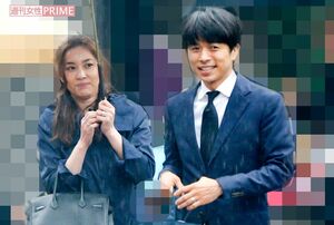 長男の入学式に向かう井ノ原快彦、瀬戸朝香夫妻（'16年4月）