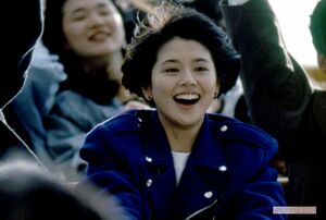ドラマ『愛しあってるかい！』のロケにてジェットコースターに乗ってはしゃぐ小泉今日子（'89年）