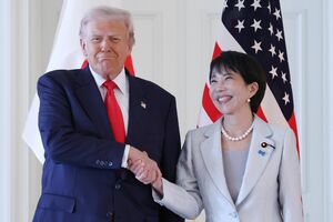 トランプ米大統領と握手を交わす高市早苗首相(2025年10月28日)