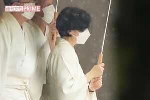 4月21日、伊勢神宮を後にされる秋篠宮ご夫妻を祭主として見送る黒田清子さん