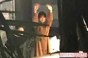 『中学聖日記』打ち上げ2次会にて、帰るスタッフたちに大きく手を振って見送る有村架純。