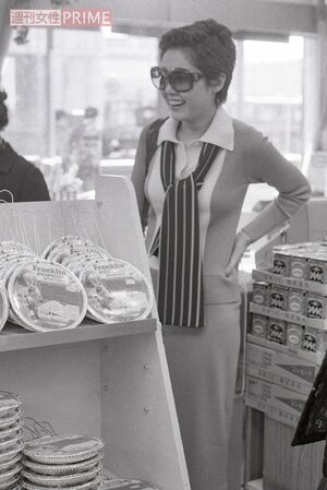 30歳のとき、私生活を密着取材。仕事後は、六本木の明治屋で買い物。タクシー代を心配し、「よかったら私の車に」と記者を気遣った('74年)