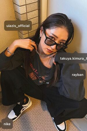 ヤンキー座りがハマりすぎ。みちょぱファンは「かっこいい」と喜んだけれど……　※SNS画像は本人公式SNSより