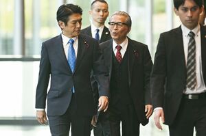 竜崎総理（写真左・高橋克典）と犬飼（本田博太郎）（『罠の戦争』（c）カンテレ）