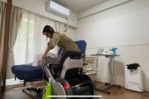 動画は日常的な介護の様子も事細かに紹介されている。ケアの仕方や工夫などは勉強になる場面も非常に多い（『かしわせチャンネル』提供）