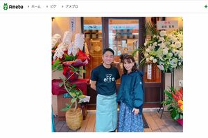2022年10月にオープンしたチーズケーキ店で記念写真を撮る保田圭と小崎陽一夫妻（小崎氏のブログより）https://ameblo.jp/cucinagianni/entry-12769459407.html