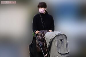 ベビーカーを押す上原多香子（'21年12月）